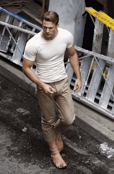 Chris Evans como el Captain America (Notar los pies falsos)