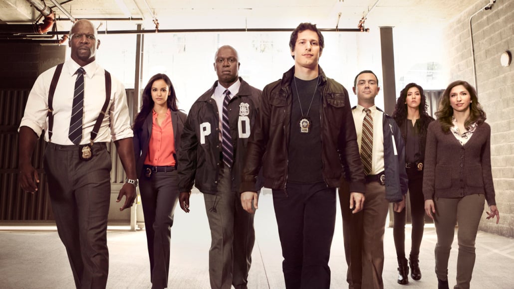 Imagen promocional de Brooklyn Nine-Nine de FOX para Estados Unidos y TBS para Latinoamérica que regresará con una 3ra Temporada. FOX ha revelado que el invitado especial (por lo menos para el Primer episodio de la temporada) para la 3ra temporada será Bill Hader quien será el nuevo jefe de la NYPD. Brooklyn Nine-Nine es estelarizado por Andy Samberg (SNL, Hotel Transilvania y Lluvia de Hamburguesas), Stephanie Beatriz, Terry Crews, Melissa Fumero, Joe Lo Truglio, Chelsea Peretti, Andre Braugher, Dirk Blocker y Joel McKinnon Miller.