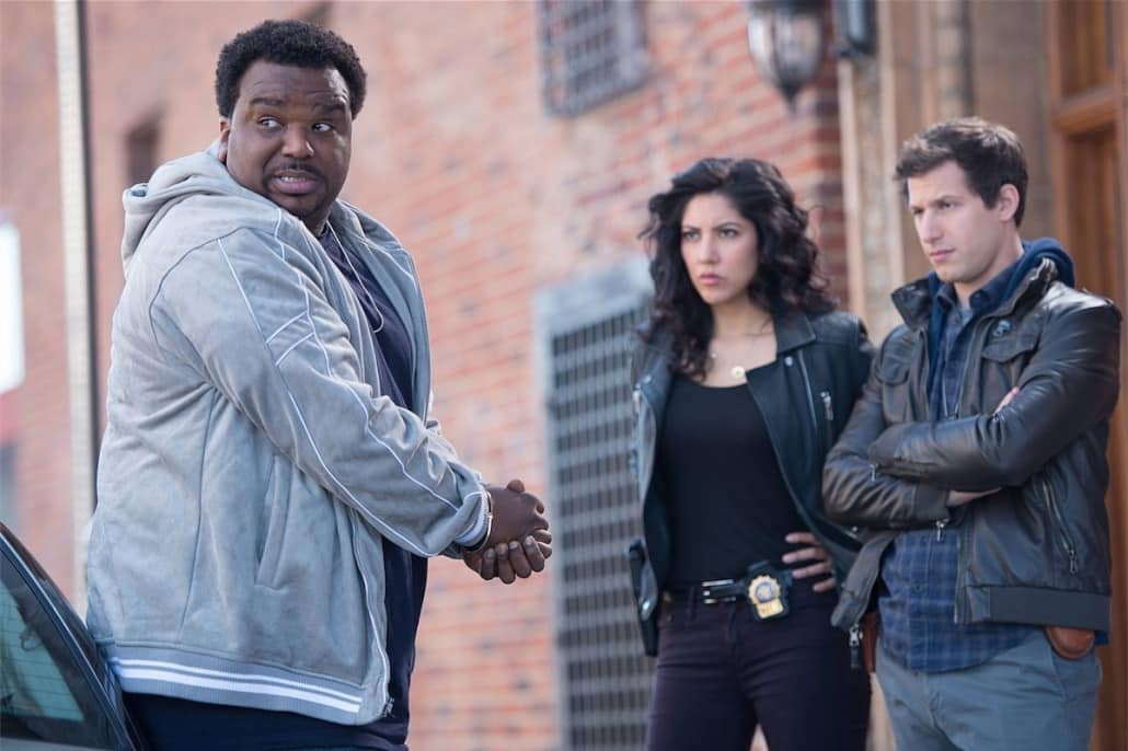 Imagen promocional de Brooklyn Nine-Nine de FOX para Estados Unidos y TBS para Latinoamérica que regresará con una 3ra Temporada. FOX ha revelado que el invitado especial (por lo menos para el Primer episodio de la temporada) para la 3ra temporada será Bill Hader quien será el nuevo jefe de la NYPD. Brooklyn Nine-Nine es estelarizado por Andy Samberg (SNL, Hotel Transilvania y Lluvia de Hamburguesas), Stephanie Beatriz, Terry Crews, Melissa Fumero, Joe Lo Truglio, Chelsea Peretti, Andre Braugher, Dirk Blocker y Joel McKinnon Miller.
