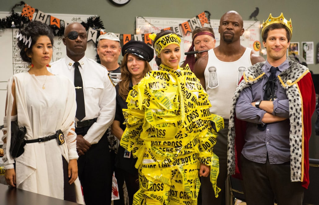 Imagen promocional de Brooklyn Nine-Nine de FOX para Estados Unidos y TBS para Latinoamérica que regresará con una 3ra Temporada. FOX ha revelado que el invitado especial (por lo menos para el Primer episodio de la temporada) para la 3ra temporada será Bill Hader quien será el nuevo jefe de la NYPD. Brooklyn Nine-Nine es estelarizado por Andy Samberg (SNL, Hotel Transilvania y Lluvia de Hamburguesas), Stephanie Beatriz, Terry Crews, Melissa Fumero, Joe Lo Truglio, Chelsea Peretti, Andre Braugher, Dirk Blocker y Joel McKinnon Miller.