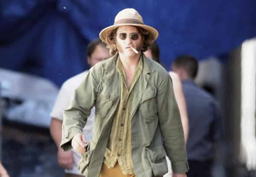 Imagen de set de Inherent Vice de Paul Thomas Anderson con Joaquin Phoenix. Inherent Vice nos presenta un drama detective privado Larry Sportello, quien se ve envuelto en un lastimoso rectángulo amoroso por un viejo amor y un secuestro de un billonario. Inherent Vice como dije es dirigida por Paul Thomas Anderson y estelarizada por Joaquin Phoenix, Reese Witherspoon, Jena Malone, Josh Brolin, Sasha Pieterse, Owen Wilson, Benicio del Toro y Michael K. Williams.