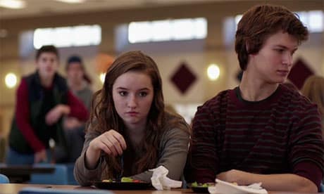 Imagen promocional de Men, Women & Children de Jason Reitman. Men, Women & Children vemos la historia de adolescentes y sus padres quienes intentan navegar las maneras en que el internet y la tecnología han cambiado la forma de las relaciones, comunicaciones y sus vidas amorosas. La cinta está basada en la novela de Chad Kultgen, dirigida por Jason Reitman y estelarizada por Ansel Elgort, Adam Sandler, Judy Greer, Jennifer Garner, Emma Thompson, Dean Norris, Kaitlyn Dever, Dennis Haysbert y J.K. Simmons