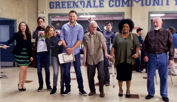 Imagen promocional de Community, show de NBC por 5 temporadas, Yahoo por 1 y Sony para una película. Como es que Community (quizá) mató Yahoo Screen Community es creado por Dan Harmon, y estelarizado por un fantástico elenco con Joel McHale, Alison Brie, Gillian Jacobs, Jim Rash, Danny Pudi y Ken Jeong, Paget Brewster y Keith David.