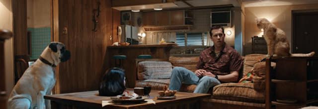 Imagen promocional de 'The Voices' nueva cinta de Horror y Comedia con Ryan Reynolds y Anna Kendrick. 'The Voices' ha revelado un nuevo trailer donde podemos ver un lado malo de Ryan Reynolds gracias a sus animales que hablan. The Voices es dirigida por Marjane Satrapi (Conocida por Persépolis y Chicken with Plums), y estelarizada por Ryan Reynolds (además de interpretar a Mr. Whiskers y Bosco), Gemma Arterton, Anna Kendrick, Jacki Weaver y Adi Shankar.