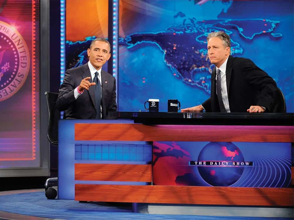 Imagen promocional de Jon Stewart en The Daily Show para Comedy Central quien se ha retirado después de 16 temporadas. Jon Stewart dejó recientemente The Daily Show después de 16 años, pueden ver aquí todos los invitados del show. The Daily Show es estelarizado por Jon Stewart y ahora por Noah Trevor que tomará el lugar de Stewart después de 16 años en el show.