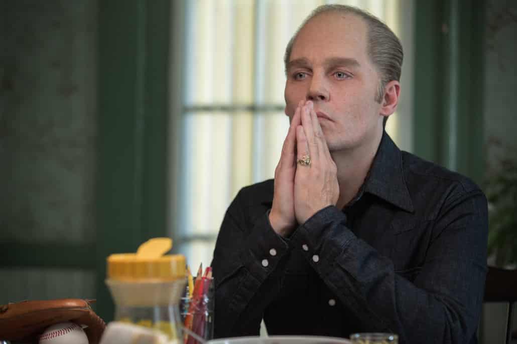 Johnny Depp encarna al temible gángster James 'Whitey' Bulger en 'Pacto Criminal'.