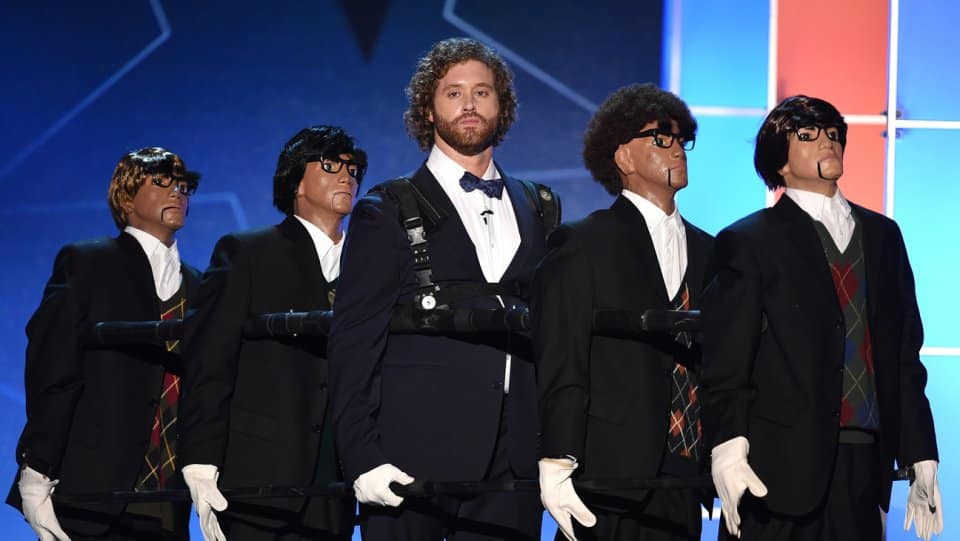 Imagen promocional de los Critics' Choice Awards 2016 y los ganadores de la noche. Como cada año, los Critic's Choice Awards celebran a lo mejor de la Televisión y el Cine y recompensan a lo mejor de estos. Entre los principales nominados este año en cuanto a cine tenemos: Mad Max: Fury Road con 13 nominaciones; Carol, The Martian y The Revenant con 9 nominaciones cada una; Spotlight con 8 nominaciones; The Big Short con 7 nominaciones y The Hateful Eight con 6 nominaciones. Mientras que los principales nominados de Televisión están: Fargo con 8 nominaciones; The Leftovers y Transparent con 6 nominaciones; The Wiz Live! con 5 nominaciones; Black-ish, Mr. Robot y Penny Dreadful con 4 nominaciones cada una.