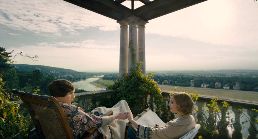Eddie Redmayne y Alicia Vikander protagonizan la historia semi biográfica de Lili Elbe, una de las primeras personas en intentar la cirugía de cambio de sexo, en 'La Chica Danesa' (The Danish Girl). © 2015 - Focus Features.