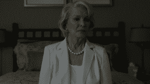 Ellen Burstyn como la madre de Claire