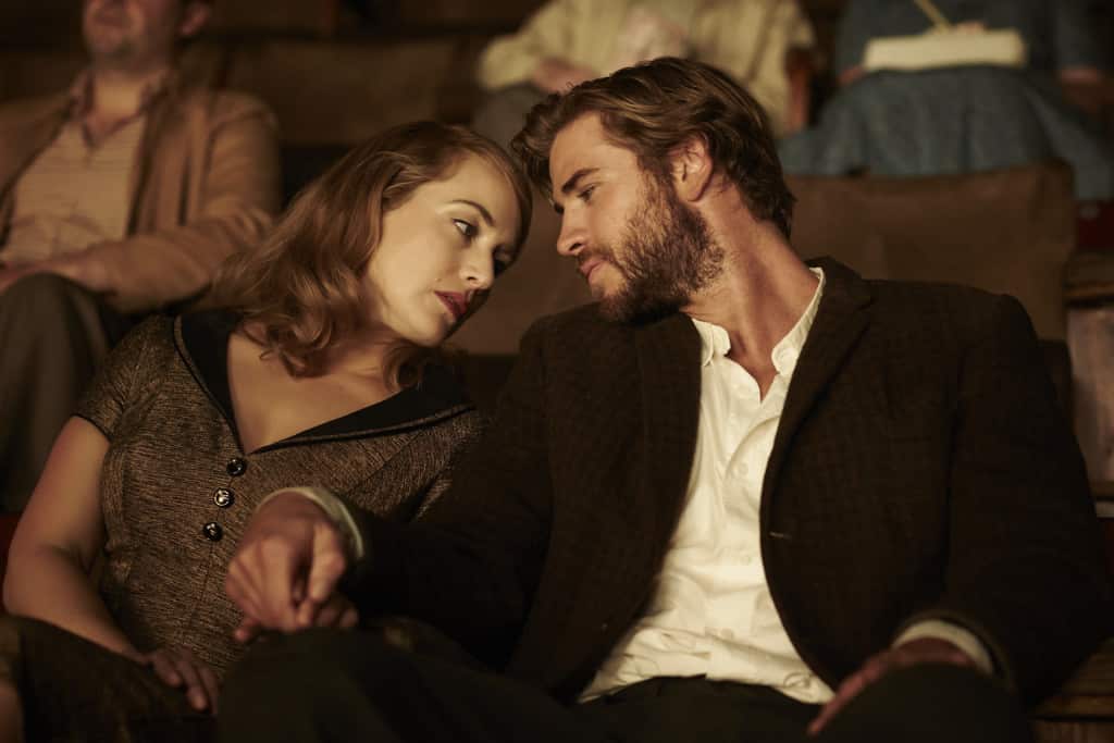 Kate Winslet y Liam Hemsworth en 'The Dressmaker' (2015).