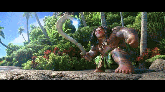 Imagen promocional de Moana, la nueva cinta de Disney, la cual nos presenta su nuevo teaser trailer En Moana seguimos a nuestro personaje principal, Moana Waialiki, una entusiasta exploradora marina, y la única hija del jefe de una larga línea de navegantes. Cuando su familia necesita su ayuda, Moana se lanzará en una épica aventura. En su viaje conocerá semi dioses y espíritus que la llevarán a través de la mitología de su cultura, Moana conocerá al semi dios Maui, con quien se lanzará a la aventura para para encontrar una isla mísitca. Moana es dirigida por Ron Clements y John Muskers, escrita por Jared Bush y Ron Clements y estelarizada por Auli’i Cravalho, Dwayne Johnson, Alan Tudyk, Phillipa Soo y más actores aun no revelados. Además de que Lin-Manuel Miranda trabaja como co-compositor de Moana.