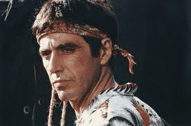 La proeza actoral de Al Pacino para crear a un personaje latinoamericano se pierde conforme avanza la trama