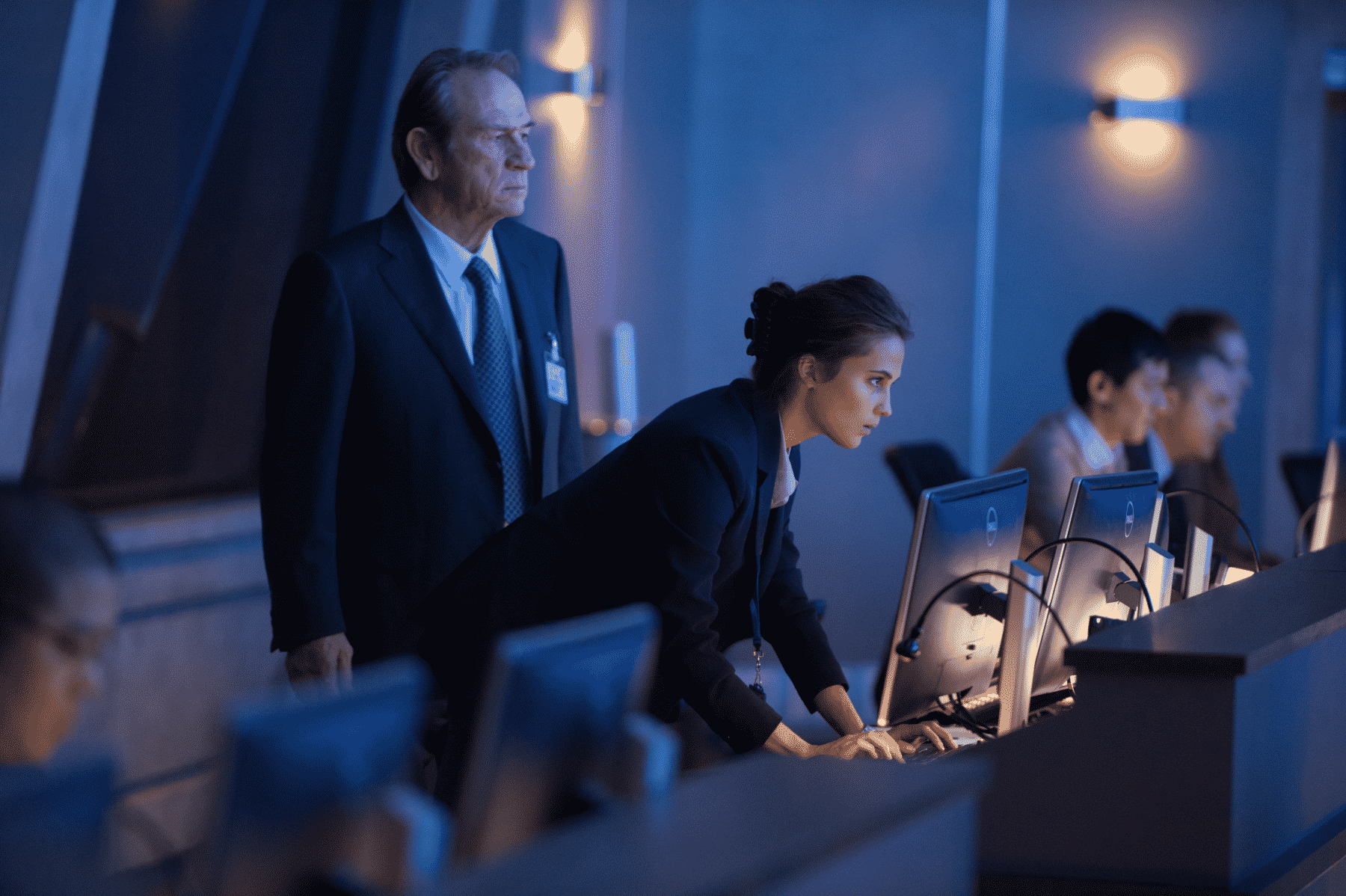 Tommy Lee Jones y Alicia Vikander interpretan a personajes aparentemente nuevos