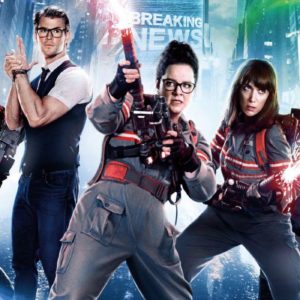 Resulta curioso que Chris Hemsworth como Kevin sea una bocanada de frescura en el filme