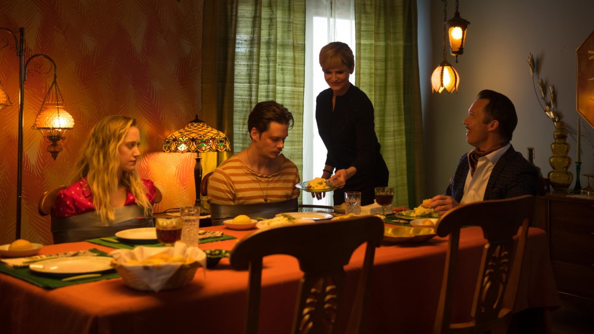 El thriller Villains revela tráiler oficial con Maika Monroe y Bill Skarsgard