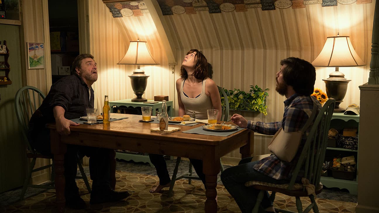 John Goodman, Mary Elizabeth Winstead y John Gallagher Jr en 'Avenida Cloverfield 10'. Photo credit: Michele K. Short - © 2014 Paramount Pictures. All Rights Reserved.