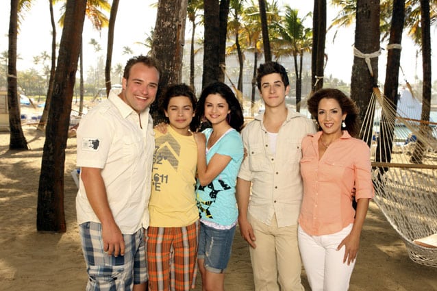 Los Hechiceros de Waverly Place: La Película de izq. a der. David Deluise, Jake T. Austin, Selena Gómez, David Henrie y María Canals-Barrera