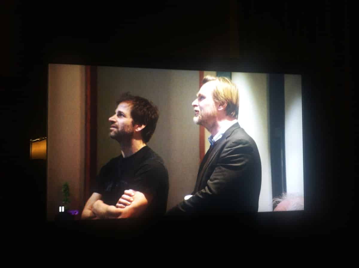 Imagen promocional de Christopher Nolan, director conocido por Batman, Inception e Interstellar, quien dirigirá un nuevo documental. Chirstopher Nolan ha terminado su mas reciente cinta, un documental basado en los hermanos Quay, conocidos por su trabajo como directores de Stop Motion. El centro para cinéfilos en Nueva York, Film Forum ha anunciado que 3 películas de stop motion animadas por Stephen y Timothy Quay, estas In Absentia, The Comb y Street of Crocodiles, serán mostradas en nuevas impresiones de 35mm el próximo 19 de Agosto, estas curadas por Nolan. Este programa incluirá un documental dirigido por Nolan mismo conocido como Quay, el cual revelará ‘el más profundo trabajo de los hermanos dentro de su estudio.’ Junto con los hermanos Quay, Nolan también estará involucrado en una discusión después del estreno del documental durante el evento.