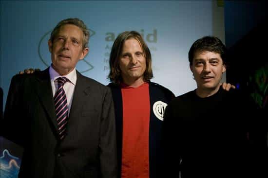 678584 Viggo Mortensen con el embajador de España en Argentina y el compilador del libro