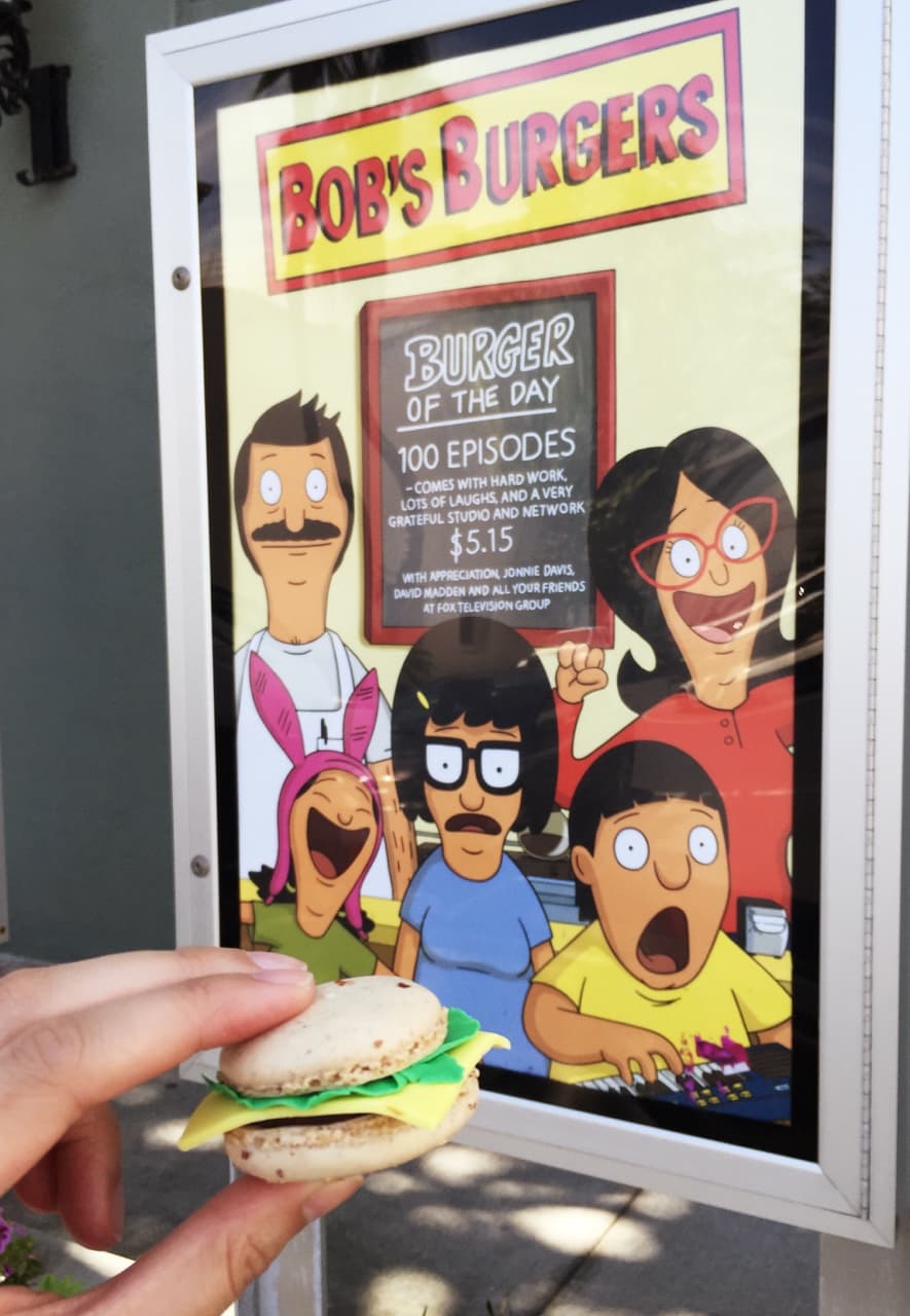 Imagen promocional de Bob's Burgers, parte de las series de FOX y Animation Domination. Bob's Burgers celebró su Episodio #100 con una gran fiesta, invitados y la grabación del episodio 100 en vivo. Bob's Burgers es creado por Loren Bouchard y estelarizado por H. Jon Benjamin, Dan Mintz, Eugene Mirman, John Roberts, Kristen Schaal, Larry Murphy, Laura Silverman, Sarah Silverman, Kevin Kline y Andy Kindler.