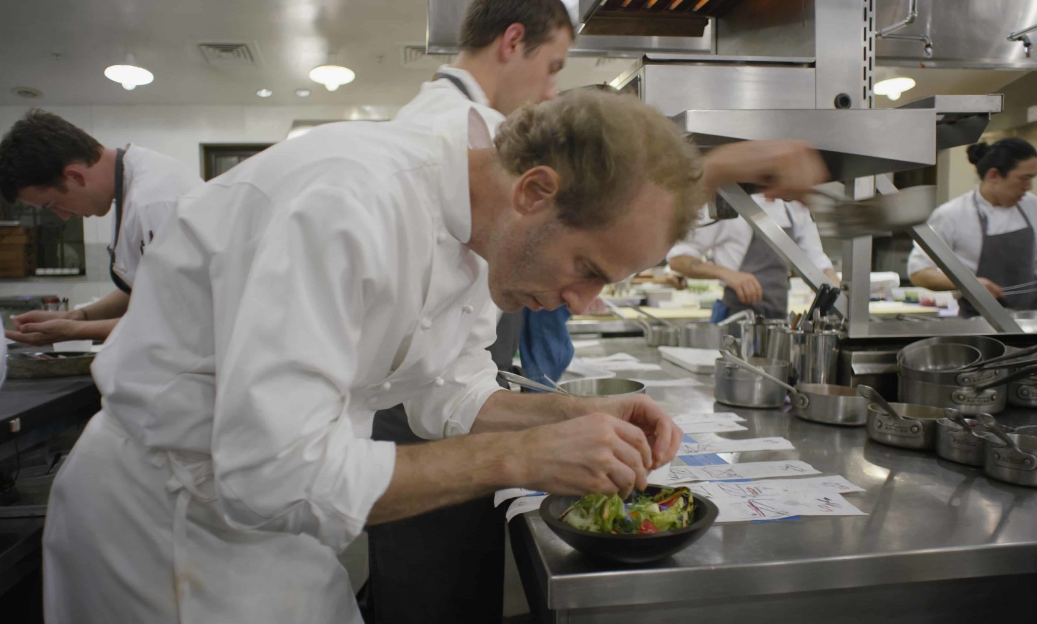 Imagen promocional de Chef's Table, el show con mejor calificación/aprobación de Netflix. Netflix anunció 3 temporadas más de su show mejor calificado, Chef's Table. La segunda temporada de "Chef's Table", se estrenará el 27 de mayo, será seguida por una de cuatro episodios más adelante en el año dedicado a chefs franceses. Una cuarta temporada destacará a otros seis cocineros y esta verá la luz a principios de 2017.