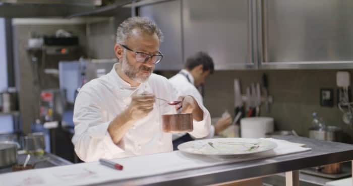 Imagen promocional de Chef's Table, el show con mejor calificación/aprobación de Netflix. Netflix anunció 3 temporadas más de su show mejor calificado, Chef's Table. La segunda temporada de "Chef's Table", se estrenará el 27 de mayo, será seguida por una de cuatro episodios más adelante en el año dedicado a chefs franceses. Una cuarta temporada destacará a otros seis cocineros y esta verá la luz a principios de 2017.