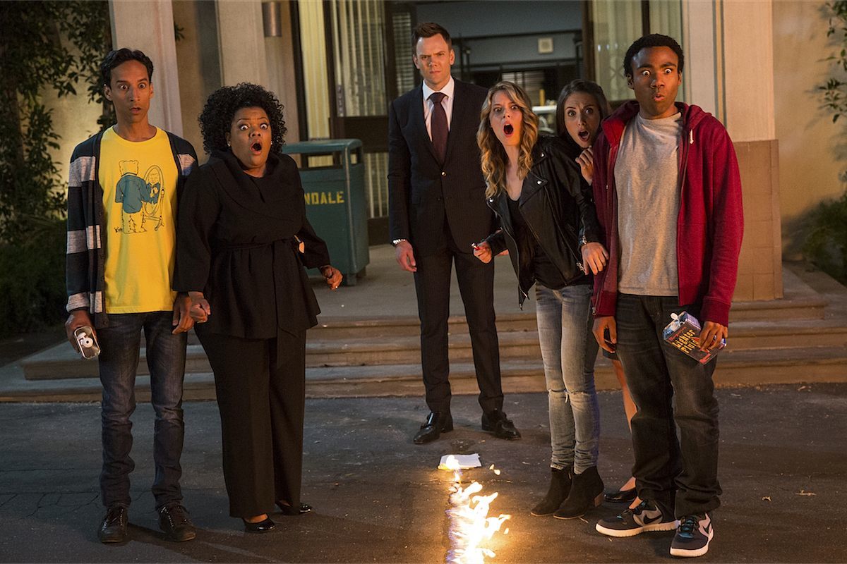 Parte del elenco de Community en su 5ta Temporada: Joel McHale, Gillian Jacobs, Danny Pudi, Alison Brie, Yvette Nicole y Donald Glover. Community regresará con Yahoo después de ser cancelada en NBC.