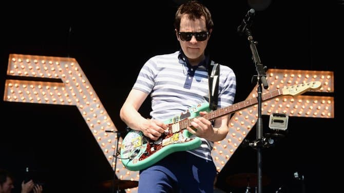 Rivers Cuomo cantante de Weezer en concierto. Rivers Cuomo, cantante principal, líder y creador de Weezer, ha vendido nueva comedia a FOX. DeTour creado por Rivers Cuomo se une a Steve Franks para un nuevo piloto en FOX, aun sin reparto.