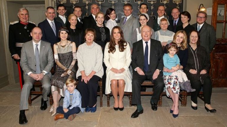 Imagen promocional de Downton Abbey show original de ITV en Reino Unido y PBS para Estados Unidos. Los creadores de Downton Abbey han anunciado que el show llegará a su final con su próxima 6ta temporada. Downton Abbey es creado por Julian Fellowes. Y estelarizado por Hugh Bonneville, Laura Carmichael, Jim Carter, Brendan Coyle, Michelle Dockery, Joanne Froggatt, Rob James-Collier, Phyllis Logan, Elizabeth McGovern, Sophie McShera, Lesley Nicol, Maggie Smith y Penelope Wilton.