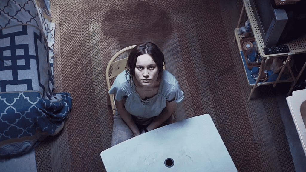 Abrahamson crea un doble efecto de encierro y distancia: aún cuando se sabe que el cuarto no es todo el mundo, la narrativa audiovisual de la cinta lo hace sentir como si lo fuera, viajando constantemente entre el punto de vista de Jack y Ma.