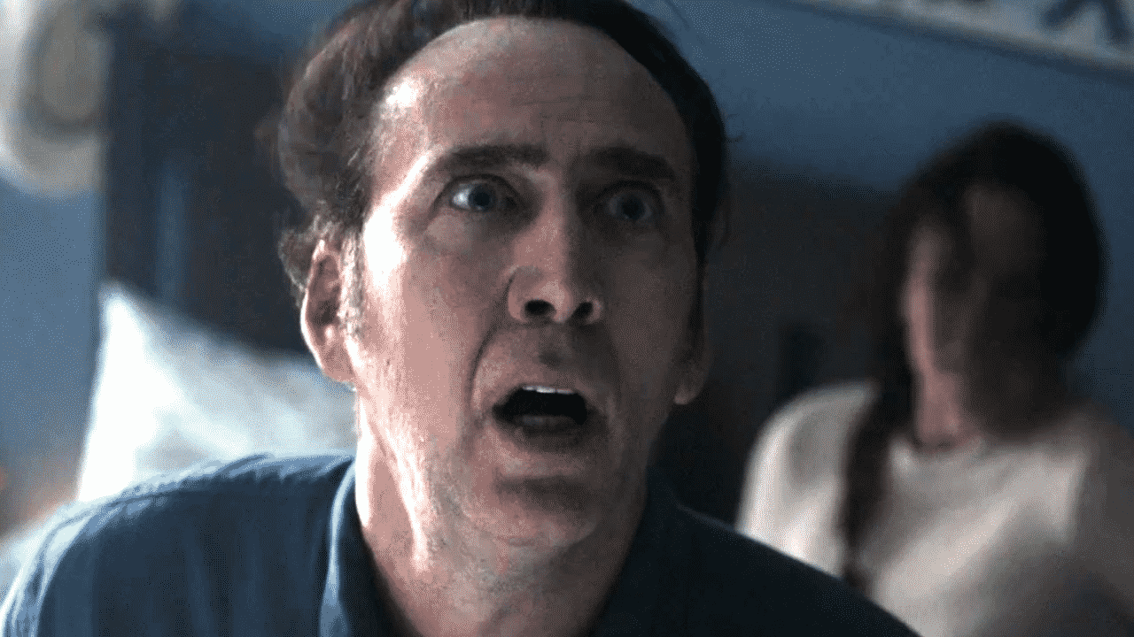 Por un momento, Cage parece estar consciente del desastre cinematográfico que lo rodea