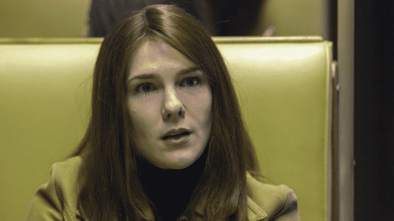 Lily Rabe como Joan, hermana de Fischer