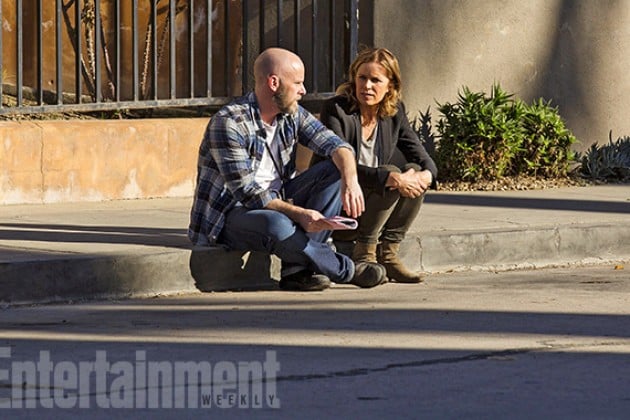 Imagen promocional de Fear the Walking Dead, el nuevo show spinoff de AMC. AMC y Fear the Walking Dead han revelado nuevas imágenes detrás de cámaras del show en Los Ángeles y un par de trailers. Fear the Walking Dead es creado por Robert Kirkman y Dave Rickson y estelarizado por Cliff Curtis, Kim Dickens, Frank Dillane, Alycia Debnam Carey, Elizabeth Rodriguez, Ruben Blades y Mercedes Mason.
