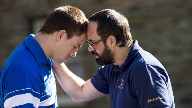 Channing Tatum como Mark Schultz y Mark Ruffalo como Dave Schultz en 'Foxcatcher'. Photo by Scott Garfield - © Fair Hill, LLC.