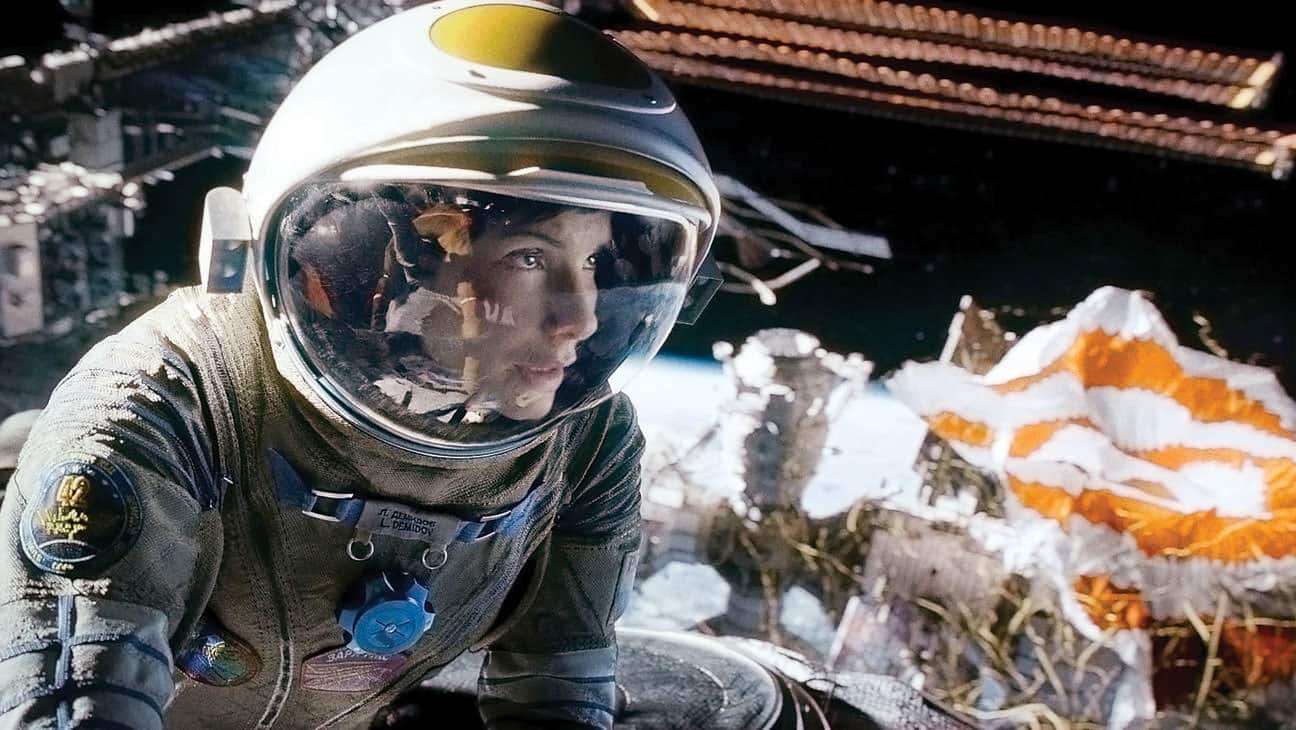 Imagen Promocional de Gravity de Alfonso Cuarón ganadora de 7 premios de la Academia. Gravity recibirá una nueva versión mas científica después de las críticas que recibió la cinta. Gravity es escrita y dirigida por Alfonso Cuarón y estelarizada por Sandra Bullock y George Clooney. En 2013 ganó 7 premios de la Academia incluído mejor director.