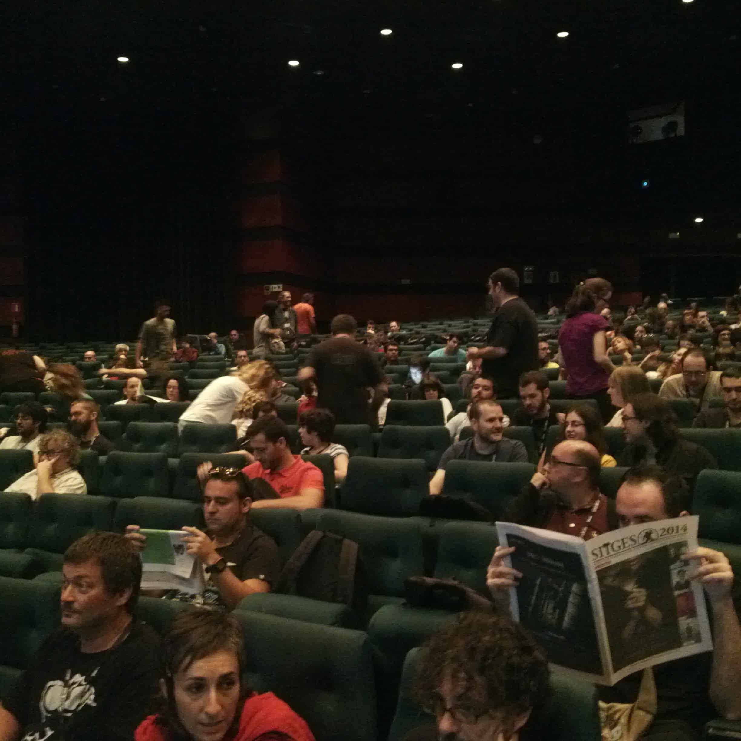 Esperando el inicio de una las proyecciones - Festival SITGES 2014 / Photo by Nico Afonso