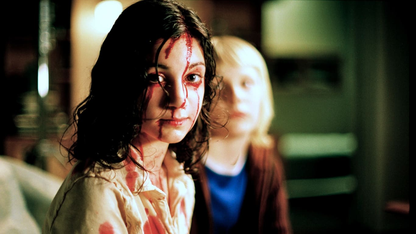 Imagen promocional de Let the Right One In, cinta sueca de Vampiros. A&E ha anunciado que adaptará la cinta original para televisión en un drama. Let the Right One In (2008) es dirigida por Tomas Alfredson y estelarizada por Kåre Hedebrant, Lina Leandersson, Per Ragnar y Henrik Dahl, basada en la novela original de John Ajvide Lindqvist