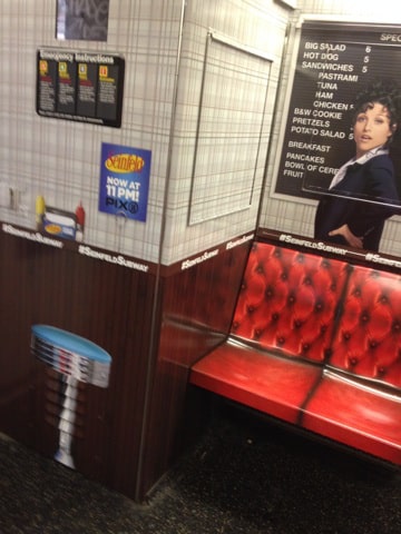 El Elenco y Restaurante clásico de Seinfeld recreado en subterráneo de Nueva York.