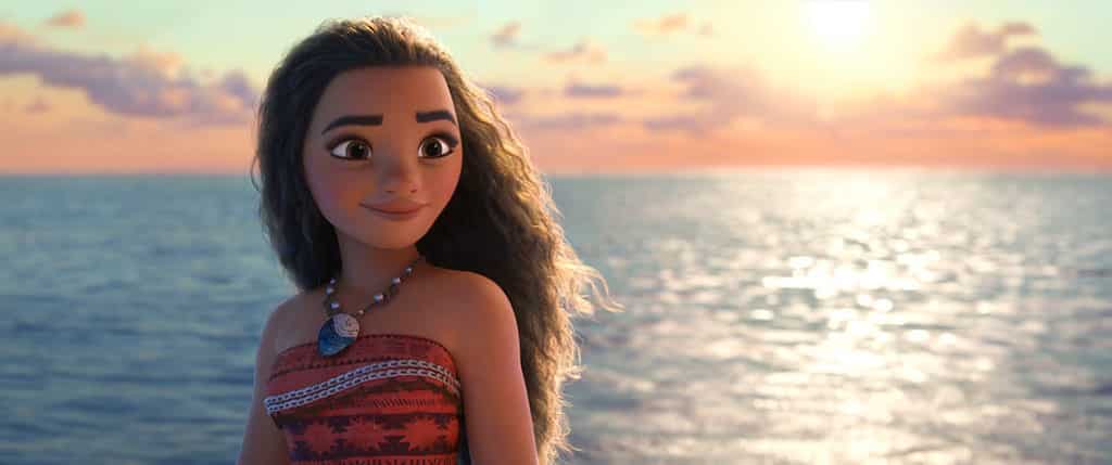 Imagen promocional de Moana, la nueva cinta de Disney, la cual nos presenta su nuevo teaser trailer En Moana seguimos a nuestro personaje principal, Moana Waialiki, una entusiasta exploradora marina, y la única hija del jefe de una larga línea de navegantes. Cuando su familia necesita su ayuda, Moana se lanzará en una épica aventura. En su viaje conocerá semi dioses y espíritus que la llevarán a través de la mitología de su cultura, Moana conocerá al semi dios Maui, con quien se lanzará a la aventura para para encontrar una isla mísitca. Moana es dirigida por Ron Clements y John Muskers, escrita por Jared Bush y Ron Clements y estelarizada por Auli’i Cravalho, Dwayne Johnson, Alan Tudyk, Phillipa Soo y más actores aun no revelados. Además de que Lin-Manuel Miranda trabaja como co-compositor de Moana.