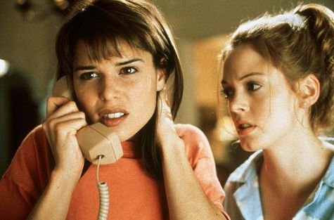 Neve Campbell y Rose McGowan en "Scream"