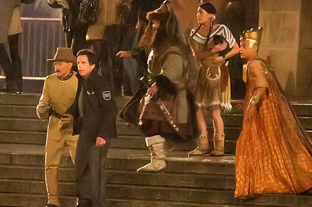 Imagen de set de Una Noche en el Museo 3, última cinta de la saga de Una Noche en el Museo de FOX. Una Noche en el Museo 3 es dirigida por Shawn Levy y estelarizada por Ben Stiller, Robin Williams, Robin Williams, Owen Wilson, Rami Malek, Ben Kingsley, Dick Van Dyke, Ricky Gervais y Rebel Wilson.