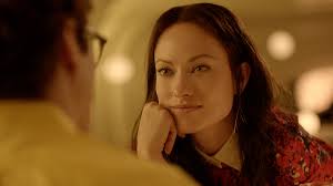Theodore (Joaquin Phoenix) en una cita conociendo a Olivia Wilde.