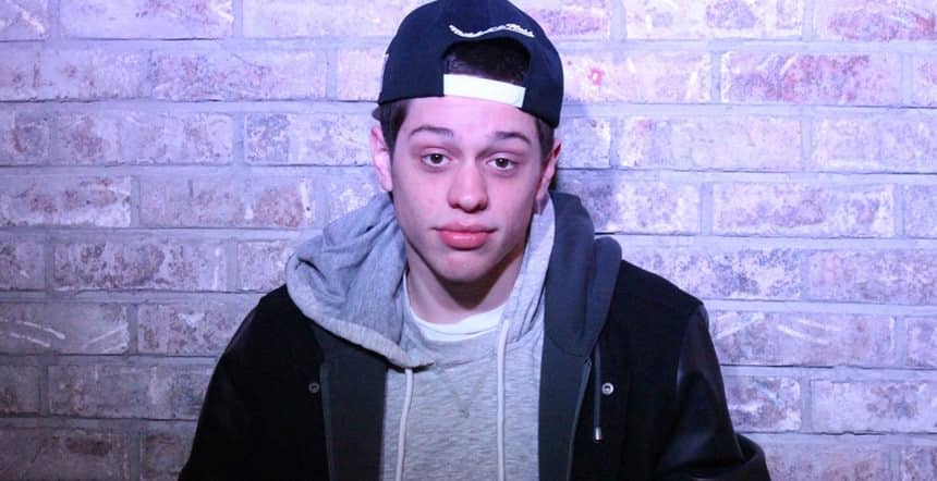 Pete Davidson, 20, comediante de Stand Up se unirá a SNL para su temporada 40. Pete Davidson se une al elenco de Lorne Michaels para la temporada 40 del show, con comediantes como Michael Che, Davidson, Collin Jost, Beck Bennett, Kyle Mooney, Cecily Strong, Sasheer Zamata, Vanessa Bayer, Aidy Bryant, Taran Killam, Kate McKinnon, Bobby Moynihan, Jay Pharoah and Kenan Thompson. SNL es un show original de NBC y esta temporada nos trae su temporada 40.