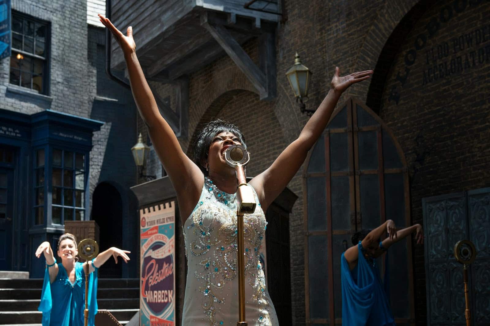 Representación de Celestina Warbeck en Universal Orlando Resort. J.K. Rowling nos trae un nuevo texto especial sobre el fantástico mundo de Harry Potter por medio de su sitio web, Pottermore.com J.K. Rowling, autora de la saga de Harry Potter y Fantastic Beasts and Where to Find them, la cual llegará al cine en 2016.