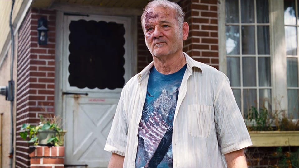Imagen promocional de St. Vincent con Bill Murray en la misma. St. Vincent es dirigida y escrita por Theodor Melfi. Y estelarizada por Melissa McCarthy, Naomi Watts, Bill Murray, Chris O’Dowd, Selenis Leyva, Terrence Howard, Katharina Damm, Nate Corddry, Alyssa Ruland y Scott Adsit.