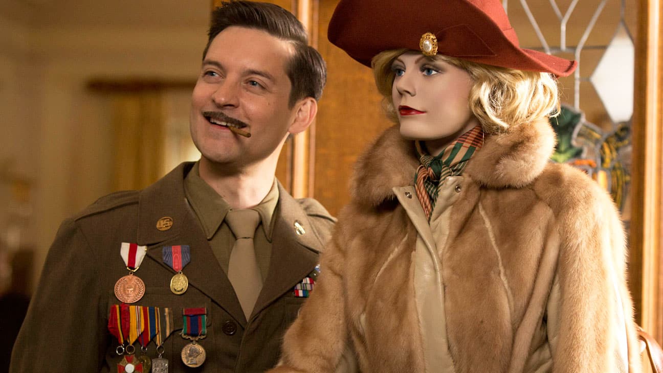 Imagen Promocional de The Spoils of Babylon de IFC y Funny or Die, con Tobey Maguire y su Esposa. Devon Morehouse (Tobey Maguire) y Lady Anne quien interpreta a su esposa.