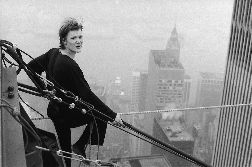 Imagen de Philippe Petit de quien se basa The Walk de Robert Zemeckis. The Walk cuenta la historia real de Phillipe Petit quien fue el único hombre en la historia en cruzar las Torres Gemelas por medio de una cuerda floja. The Walk es dirigida por Robert Zemeckis. Y estelarizada por Joseph Gordon-Levitt, Charlotte Le Bon, Ben Kingsley, James Badge Dale, Ben Schwartz y Steve Valentine