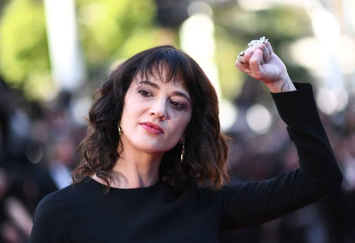 Asia Argento niega acusaciones de abuso sexual en su contra comparte que Anthony Bourdain le sugirió la idea del pago