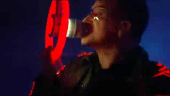 Bono usando un traje de luces rojas