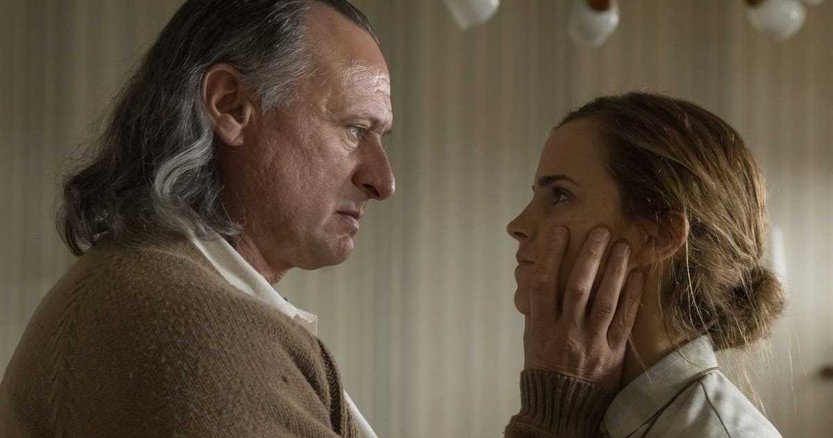 Michael Nyqvist y Emma Watson en la película 'Colonia'.